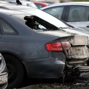 Devet automobila izgorjelo ili oštećeno na parkiralištu u Ravnicama