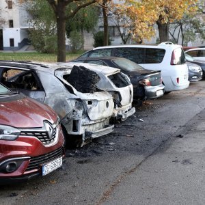 Devet automobila izgorjelo ili oštećeno na parkiralištu u Ravnicama