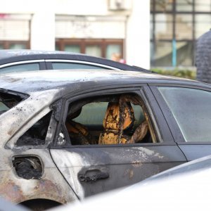 Devet automobila izgorjelo ili oštećeno na parkiralištu u Ravnicama