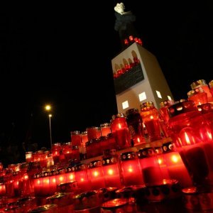 Split - Uoči obljetnice Vukovarske tragedije građani upalili svijeće u Vukovarskoj ulici