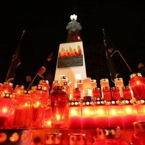 Split - Uoči obljetnice Vukovarske tragedije građani upalili svijeće u Vukovarskoj ulici