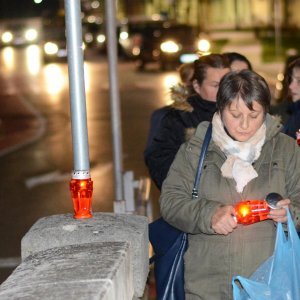 Sisak: U spomen na žrtvu Vukovara na Starom mostu zapaljene su svijeće