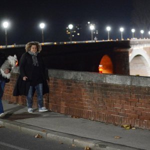 Sisak: U spomen na žrtvu Vukovara na Starom mostu zapaljene su svijeće