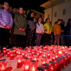 Šibenik: Učenici kod zgrade Gradske uprave zapalili lampione u spomen na sve žrtve Vukovara