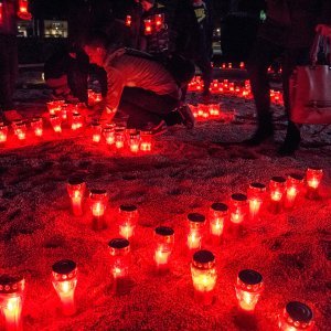 Metkovci su se paljenjem svijeća u gradskom parku prisjetili stradanja Vukovara i Škabrnje