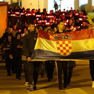 Makarska - Građani pale svijeće u znak sjećanja na hrvatske branitelje i civile