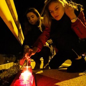 Makarska - Građani pale svijeće u znak sjećanja na hrvatske branitelje i civile