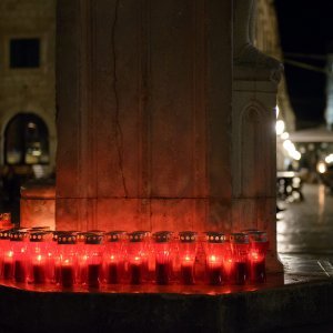 Paljenje svijeća ispred crkve sv.Vlaha u Dubrovniku