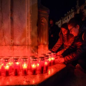 Paljenje svijeća ispred crkve sv.Vlaha u Dubrovniku