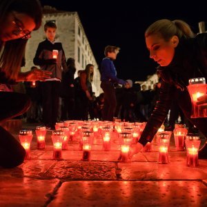 Paljenje svijeća ispred crkve sv.Vlaha u Dubrovniku