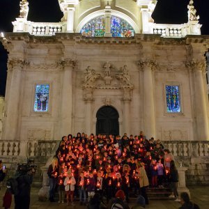 Paljenje svijeća ispred crkve sv.Vlaha u Dubrovniku