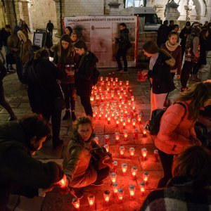 Paljenje svijeća ispred crkve sv.Vlaha u Dubrovniku