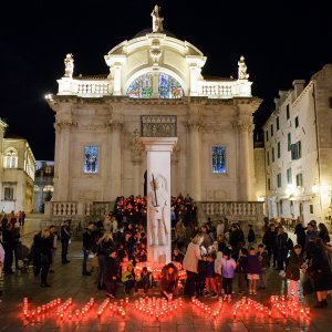 Paljenje svijeća ispred crkve sv.Vlaha u Dubrovniku