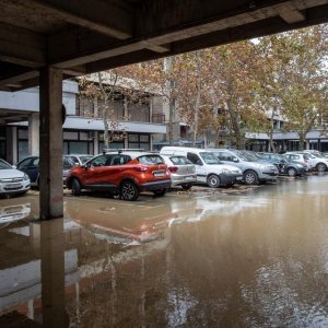 Zbog puknuća vodovodne cijevi poplavljeno parkiralište u Sigetu