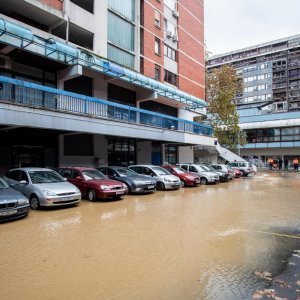 Zbog puknuća vodovodne cijevi poplavljeno parkiralište u Sigetu