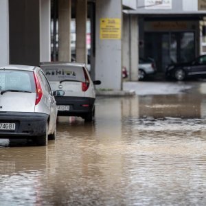 Zbog puknuća vodovodne cijevi poplavljeno parkiralište u Sigetu