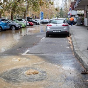 Zbog puknuća vodovodne cijevi poplavljeno parkiralište u Sigetu