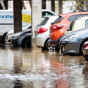 Zbog puknuća vodovodne cijevi poplavljeno parkiralište u Sigetu