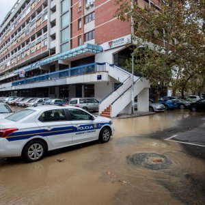 Zbog puknuća vodovodne cijevi poplavljeno parkiralište u Sigetu