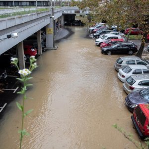 Zbog puknuća vodovodne cijevi poplavljeno parkiralište u Sigetu