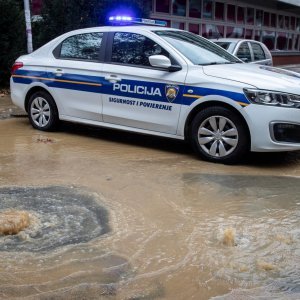 Zbog puknuća vodovodne cijevi poplavljeno parkiralište u Sigetu