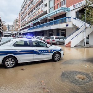 Zbog puknuća vodovodne cijevi poplavljeno parkiralište u Sigetu