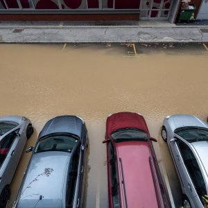 Zbog puknuća vodovodne cijevi poplavljeno parkiralište u Sigetu