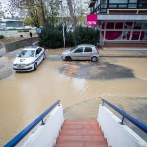 Zbog puknuća vodovodne cijevi poplavljeno parkiralište u Sigetu