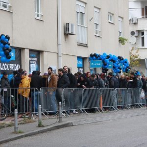 Velika gužva ispred Linksa zbog velikih popusta u sklopu Crnog petka