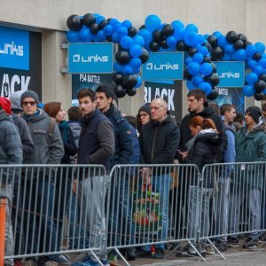 Velika gužva ispred Linksa zbog velikih popusta u sklopu Crnog petka