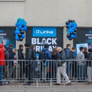 Velika gužva ispred Linksa zbog velikih popusta u sklopu Crnog petka