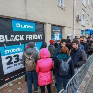 Velika gužva ispred Linksa zbog velikih popusta u sklopu Crnog petka