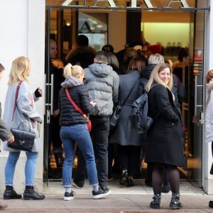 Gužva na otvaranju trgovine Zara povodom popusta na Crni petak