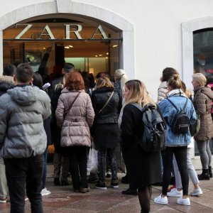 Gužva na otvaranju trgovine Zara povodom popusta na Crni petak