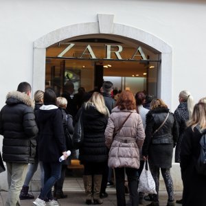 Gužva na otvaranju trgovine Zara povodom popusta na Crni petak