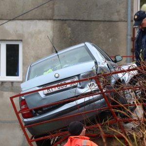 Vozač Taxi Cammea udario parkirano vozilo koje je završilo na zaštitnoj ogradi