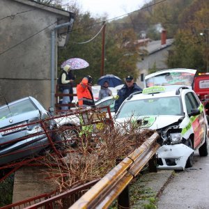 Vozač Taxi Cammea udario parkirano vozilo koje je završilo na zaštitnoj ogradi