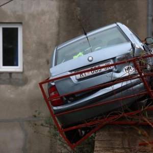 Vozač Taxi Cammea udario parkirano vozilo koje je završilo na zaštitnoj ogradi