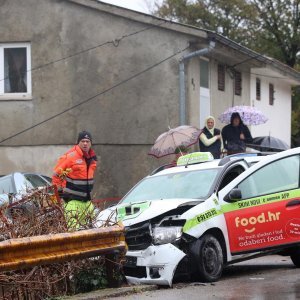 Vozač Taxi Cammea udario parkirano vozilo koje je završilo na zaštitnoj ogradi