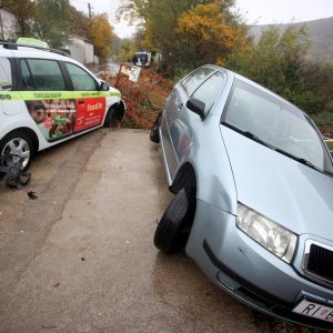 Vozač Taxi Cammea udario parkirano vozilo koje je završilo na zaštitnoj ogradi