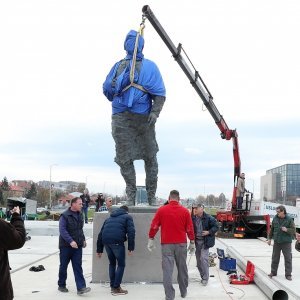 Postavljanje kipa Franje Tuđmana na križanju Vukovarske i Hrvatske bratske zajednice