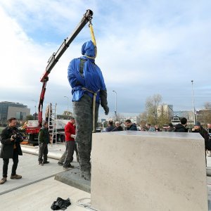 Postavljanje kipa Franje Tuđmana na križanju Vukovarske i Hrvatske bratske zajednice