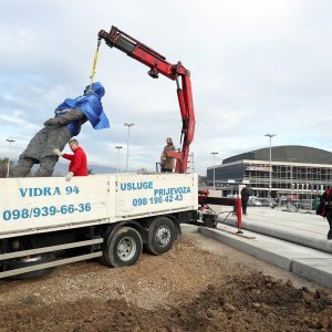 Postavljanje kipa Franje Tuđmana na križanju Vukovarske i Hrvatske bratske zajednice