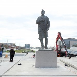 Postavljanje kipa Franje Tuđmana na križanju Vukovarske i Hrvatske bratske zajednice