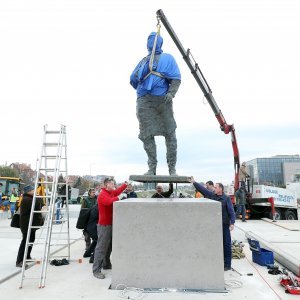 Postavljanje kipa Franje Tuđmana na križanju Vukovarske i Hrvatske bratske zajednice