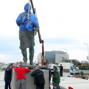 Postavljanje kipa Franje Tuđmana na križanju Vukovarske i Hrvatske bratske zajednice