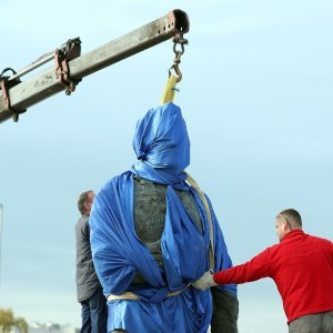 Postavljanje kipa Franje Tuđmana na križanju Vukovarske i Hrvatske bratske zajednice