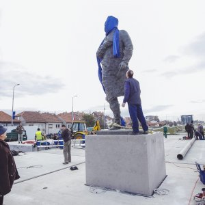 Postavljanje kipa Franje Tuđmana na križanju Vukovarske i Hrvatske bratske zajednice