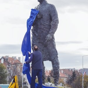 Postavljanje kipa Franje Tuđmana na križanju Vukovarske i Hrvatske bratske zajednice