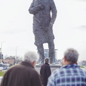 Postavljanje kipa Franje Tuđmana na križanju Vukovarske i Hrvatske bratske zajednice